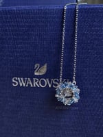 قلادة Idyllia بتصميم زهرة مرصعة بكريستال أزرق وأبي...