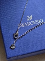 قلادة Idyllia بتصميم زهرة مرصعة بكريستال أزرق وأبي...