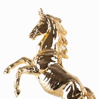 مجسم حصان ذهبي