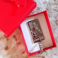 ميدالية مفاتيح بالاسم شكل لوحة السيارة - تُصمم على...