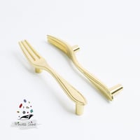 218 - مقبض بشكل شوكة لون ( ذهبي ) - قطعتين