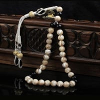 سبحة راقية من أحجار الصدف الطبيعي برأس فضة عيار 92...