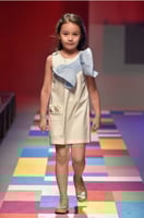 فستان ابيض بفيونكه لون سماوي