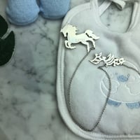 طقم بروشين (بروش حصان + بروش الاسم واحد) مطلي فضه