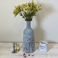 فازة حديد مزخرفة ذات اللون الازرق