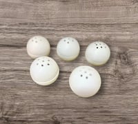 توزيعات مباخر صغيره كرويه بيضاء12 قطعه