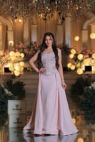 فستان سهرة وردي ناعم بتطريز راقي وذيل جانبي