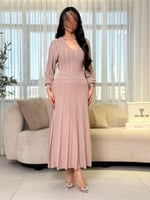 فستان بيج ناعم بقصة لامعة