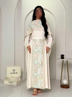 جلابية بتصميم كاب ملكي بتطريز باستيل هندسي