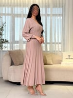 فستان بيج ناعم بقصة لامعة