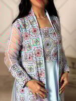 طقم جلابية نسائية مع كارديجان طويل مطرز وتل شفاف