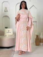 جلابية بتصميم كاب ملكي بتطريز باستيل هندسي