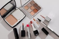 بوكس مكياج متكامل من 24 قطعه دللي نفسك وأظهري جمال...