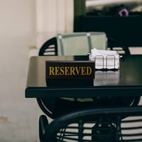 علامة (RESERVED ) لطاولة 110×50 مم