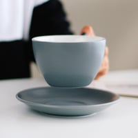 كوب لاتيه مع صحن