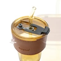 كوب زجاجي مع مصاص