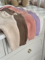 لبسة مواليد بأكمام مطرزة بالاسم