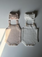 لبسة مواليد محاكة بدون أكمام مع فيونكة مطرزة بالاس...