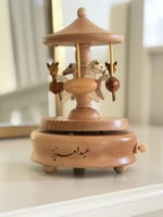 لعبة موسيقية خشبية محفورة بالاسم