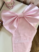 فيونكة كبيرة مطرزة بالاسم