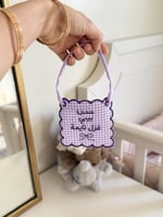 تعليقة قماش مطرزة بالعبارة اللي حابينها