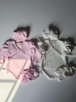 طقم مواليد بكشاكش الكتف مطرز بالاسم