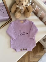 لبسة مواليد بأكمام مطرزة بالاسم