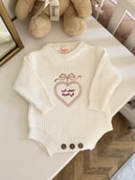 لبسة مواليد بأكمام مطرزة بالاسم