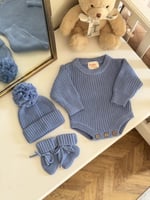 طقم لبسة مواليد محاكة مطرزة بالاسم