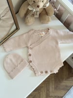 طقم مواليد بأكمام محاكة مطرزة بالإسم