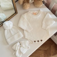 طقم لبسة مواليد محاكة مطرزة بالاسم