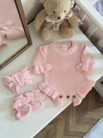 طقم مواليد بكشاكش ناعمة مطرزة بالاسم