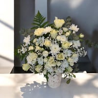 فازة سيراميك مع ورد طبيعي