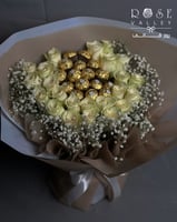 باقة جوري أبيض 23 وردة مع الجيبسوفيليا &فريرو روشي...