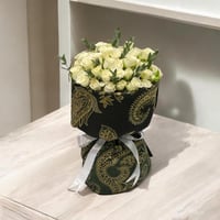 شال كشميري مع بيبي روز أبيض و يوكاليبتوس