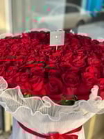 باقة ورد 100 وردة مع تغليف الدانتيل