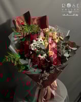 باقة ورد منوّعه مع عدة تغاليف مختلفة