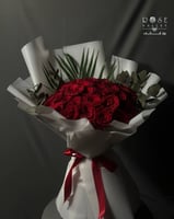 باقة ورد جوري أحمر مخمل مع اليذر ليف طبيعي