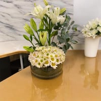 فازة ورد كريز مع عشب صناعي