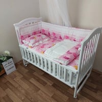 سرير سرير مع مفرش وردي