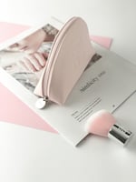 شنطة مكياج ميني + فرشة بلشر+ عطر 5 مل