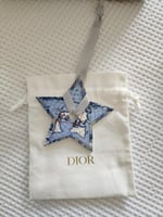 تعليقه سيارة من ديور