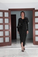 فستان سهرة أسود بكم طويل مفتوح