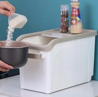 صندوق تخزين الارز بعجلات 15 كيلو مع كوب مكيال - ال...