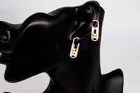 حلق ذهب مسيكاء مستطيل بتصميم الماسي عيار 18 وزن 4....