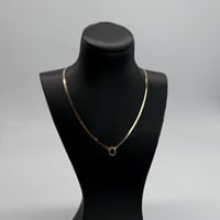 عقد ذهب الفلات تصميم الماسي باللون الكحلي عيار 18...