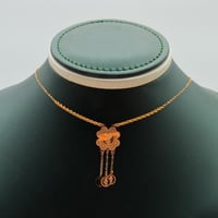 عقد ذهب عيار 21 زهرة محفورة وزن 1.3 جرام بتعليقة ت...