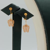 طقم ذهب ناعم عيار 21 وزن 3.55 جرام بتصميم فراشة من...