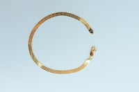 اسوارة ذهب ناعمه عيار 18 بتصميم فلات وزن 4.6 جرام