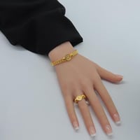 اسوارة مع خاتم ذهب عيار 21 بتصميم الجنية وزن 14.17...